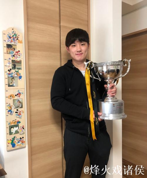 张本智和凯旋归国!晒奖杯笑容满面,豪言明年冲击世界第一 张本智和凯旋归国!晒奖杯笑容满面,豪言明年冲击世界第一